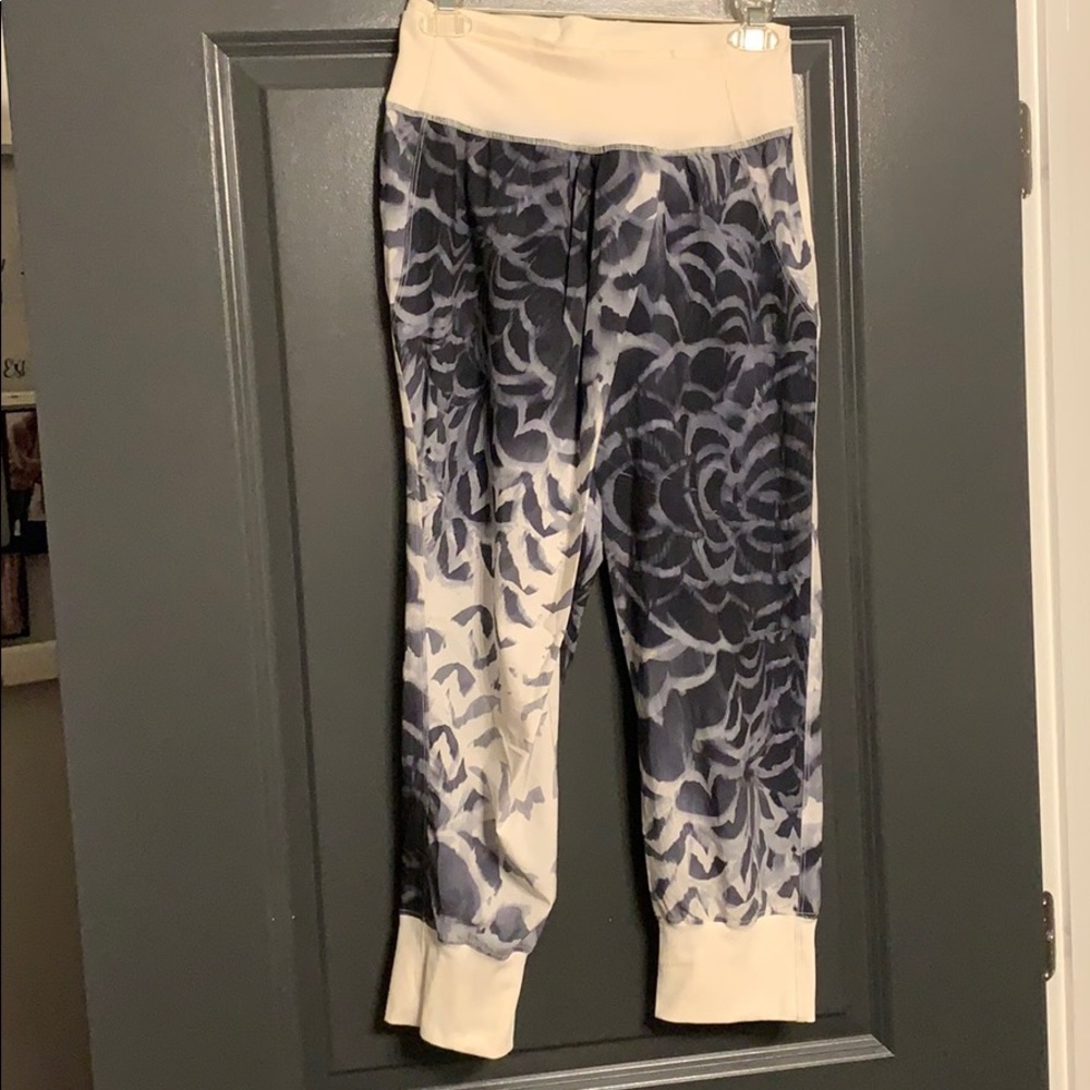 Lululemon crops with material cross fold front